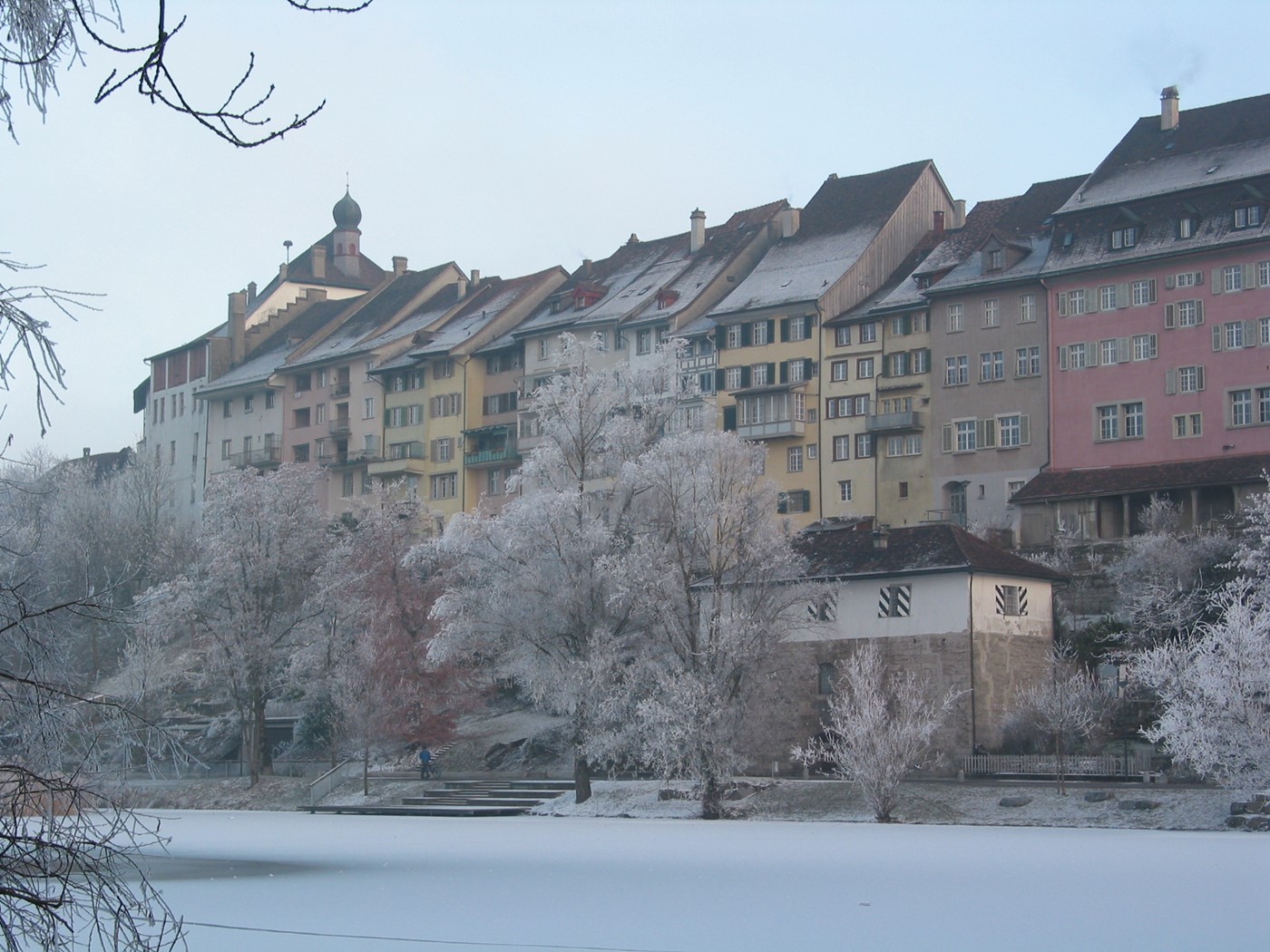 Winterfassade am Weiher (Bild: zVg)